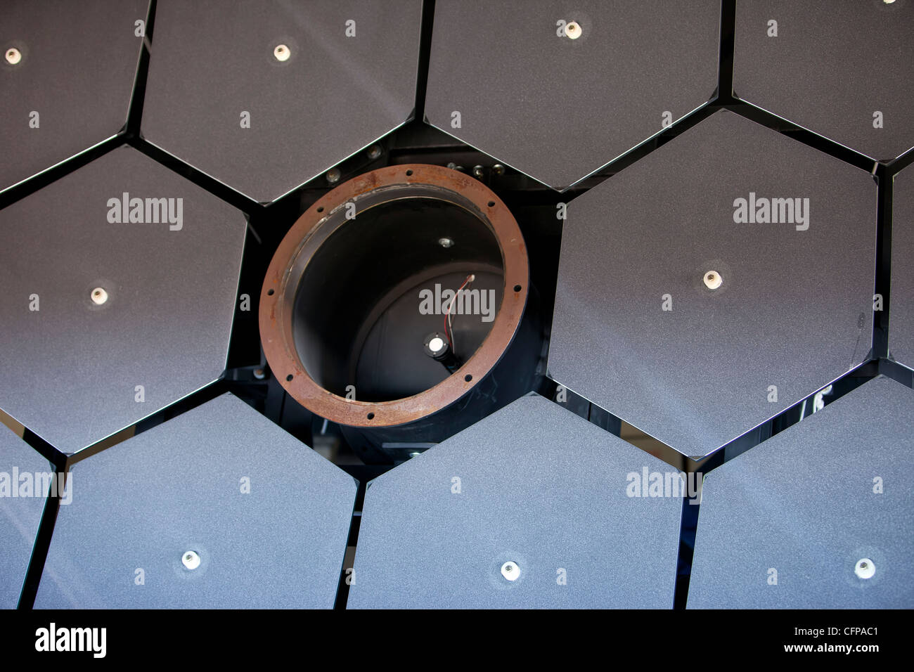 Kosmische Strahlung reflektierende Fluoreszenz-Detektoren Spiegel Array wissenschaftliches Observatorium elektronische Geräte. Stockfoto