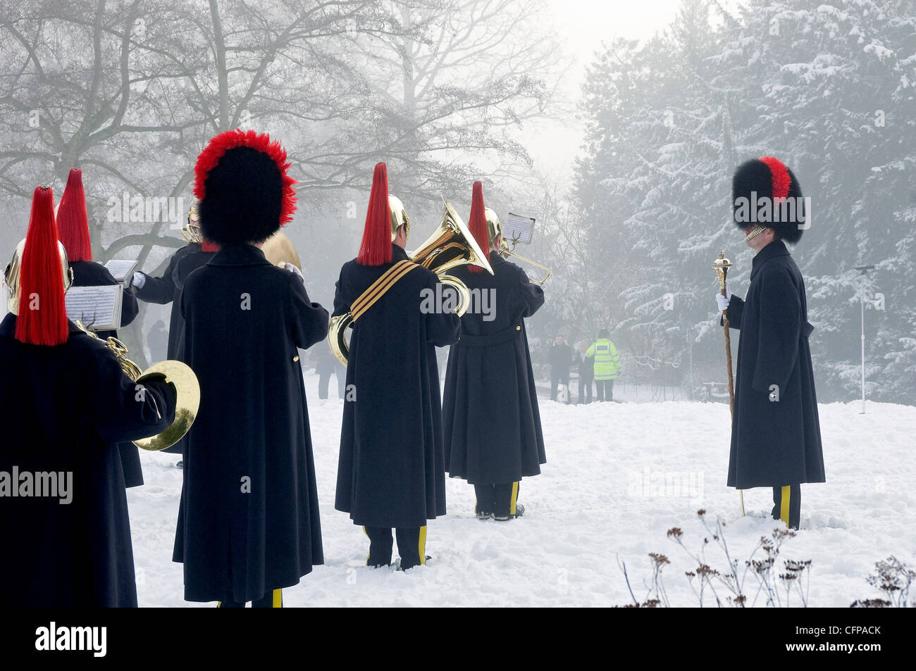 Musiker der Heavy Cavalry und Cambrai Band Royal Salute Im Winter Museum Gardens York North Yorkshire England Vereinigtes Königreich Großbritannien GB Großbritannien Stockfoto