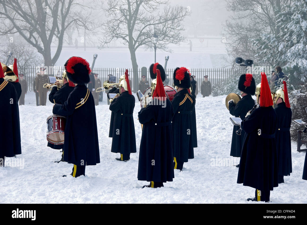 Musiker der Heavy Cavalry und Cambrai Band Royal Salute Im Winter Museum Gardens York North Yorkshire England Vereinigtes Königreich Großbritannien GB Großbritannien Stockfoto