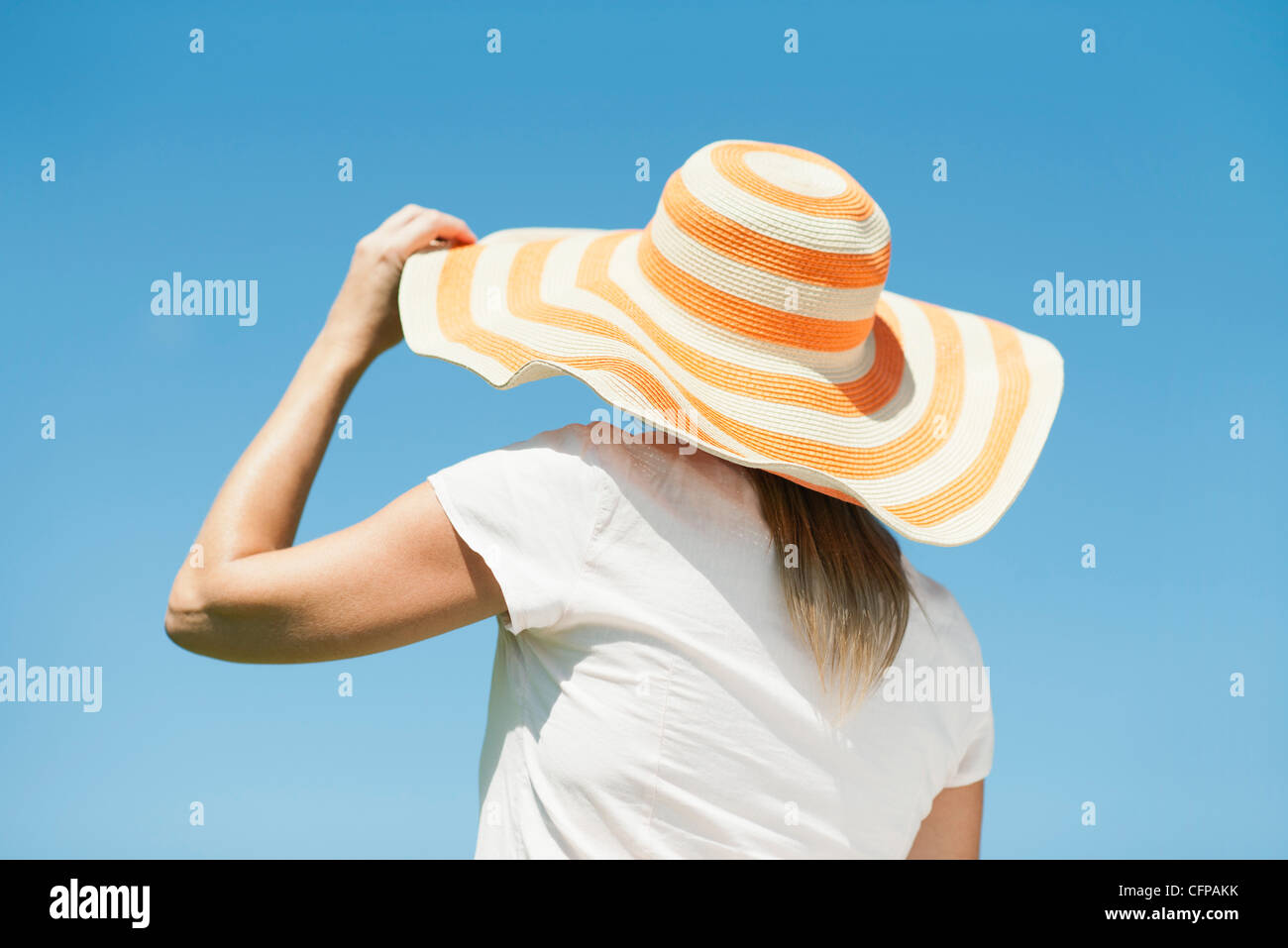 Frau mit Sonnenhut, Rückansicht Stockfoto