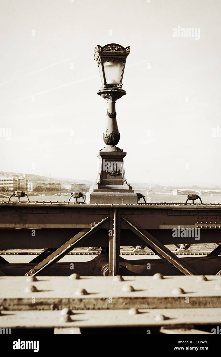 Alte Laterne auf Kettenbrücke in Budapest Ungarn Stockfoto