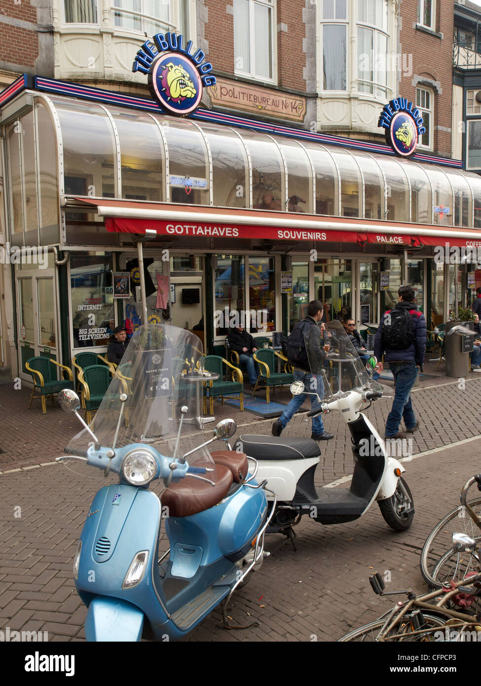 Die meisten bekannten Coffeeshop, der Bulldog auf dem Leidseplein Platz in Amsterdam Stockfoto