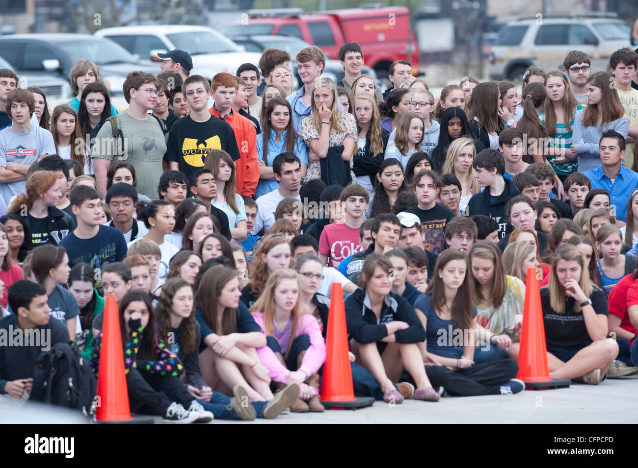 Schülerinnen und Schüler nehmen an zerschmetterte Träume Programm entworfen, um die Gefahr zugeordnete fahren unter Alkoholeinfluss zu erziehen Stockfoto