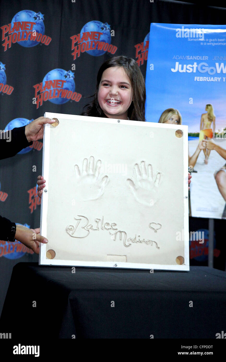 Von Wizards of Waverly Place Star, Bailee Madison fördert ihren neuen romantischen Komödie Film, Just Go With It mit einer Hand Eindruck Zeremonie im Planet Hollywood. New York City, USA - 07.02.11 Stockfoto
