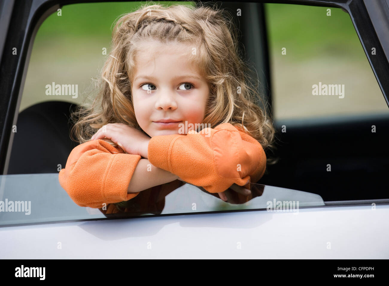 Mädchen auf der Suche aus Autofenster Stockfotografie - Alamy