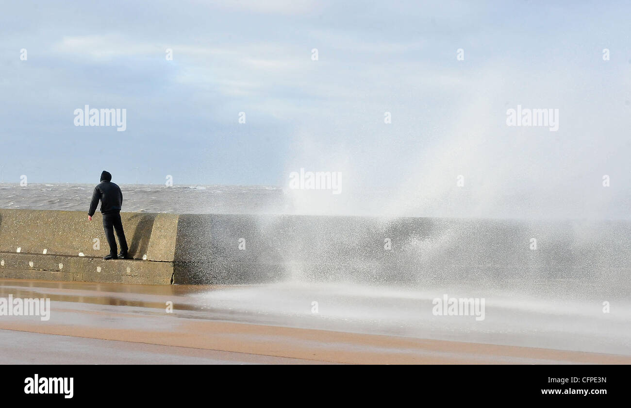 Orkanartigen Winden traf Liverpool direkt am Meer. New Brighton Strandpromenade Entwicklung in Liverpool hatte für den Tag wegen orkanartigen Winden und große Wellen kommen über das Meer Wände geschlossen werden musste.  Liverpool, England - 07.02.11 Stockfoto