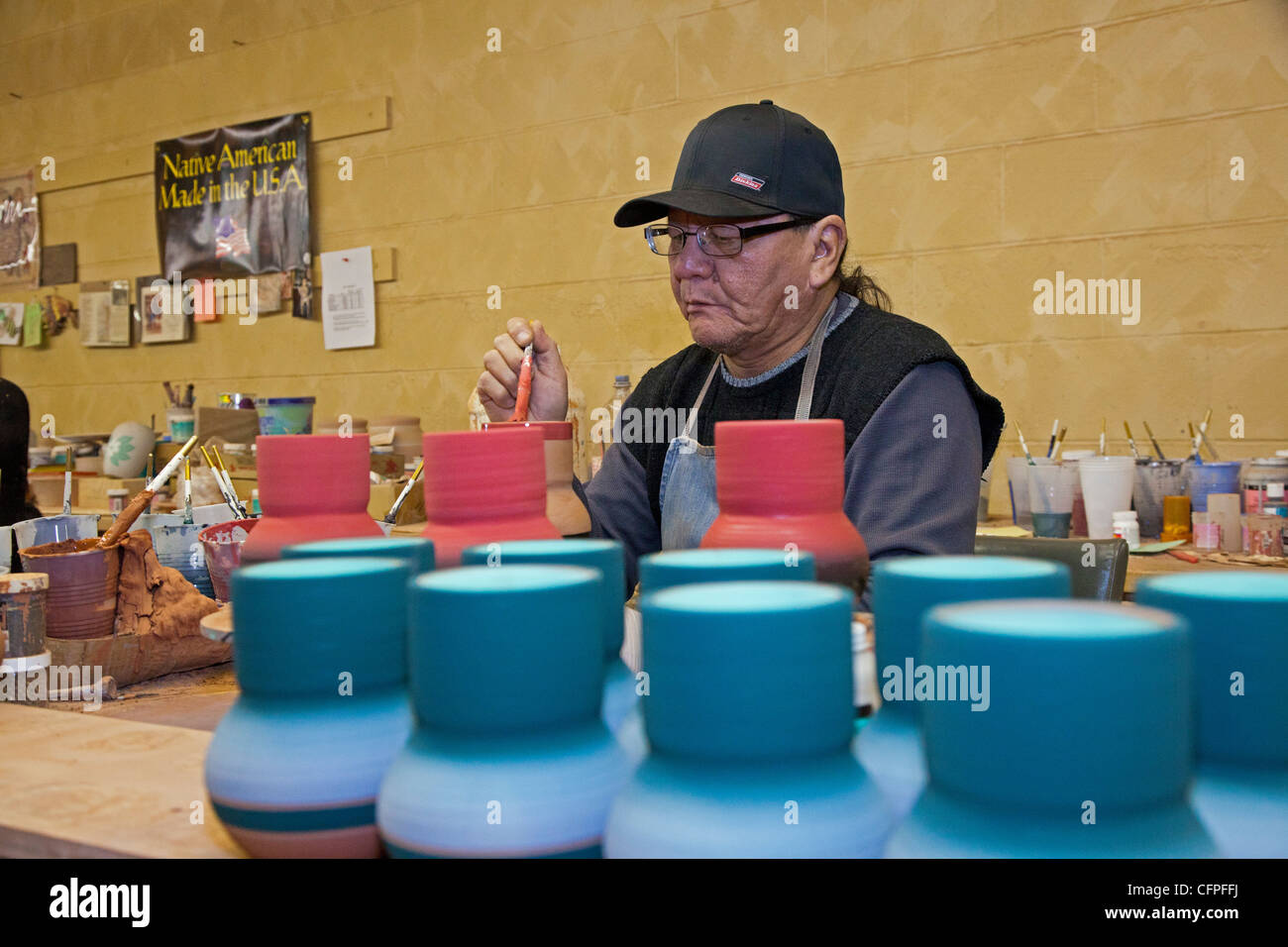 Rapid City, South Dakota - Del Loefer, ein Mitglied der Rosebud Sioux, schafft bei Sioux Töpferei Keramik. Stockfoto