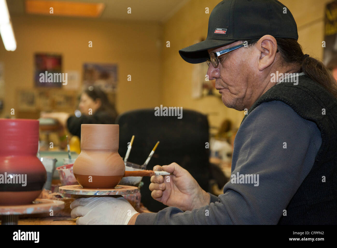 Rapid City, South Dakota - Del Loefer, ein Mitglied der Rosebud Sioux, schafft bei Sioux Töpferei Keramik. Stockfoto