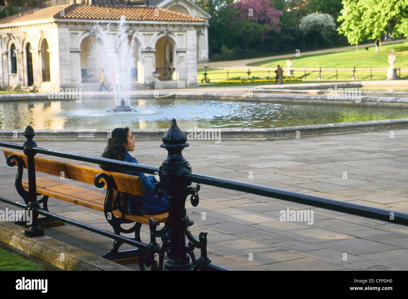Eine einsame junge Frau in Italian Gardens, HYDE Park LONDON uk Stockfoto