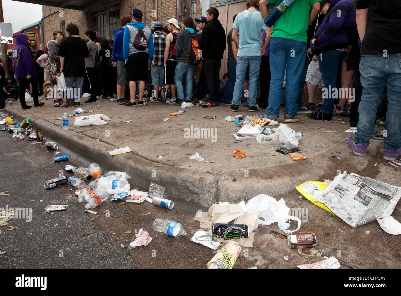 Berge von Müll auf der Straße von den Teilnehmern des SXSW Music Festival in Austin, Texas, die in Tausenden von Musikliebhabern bringt links Stockfoto