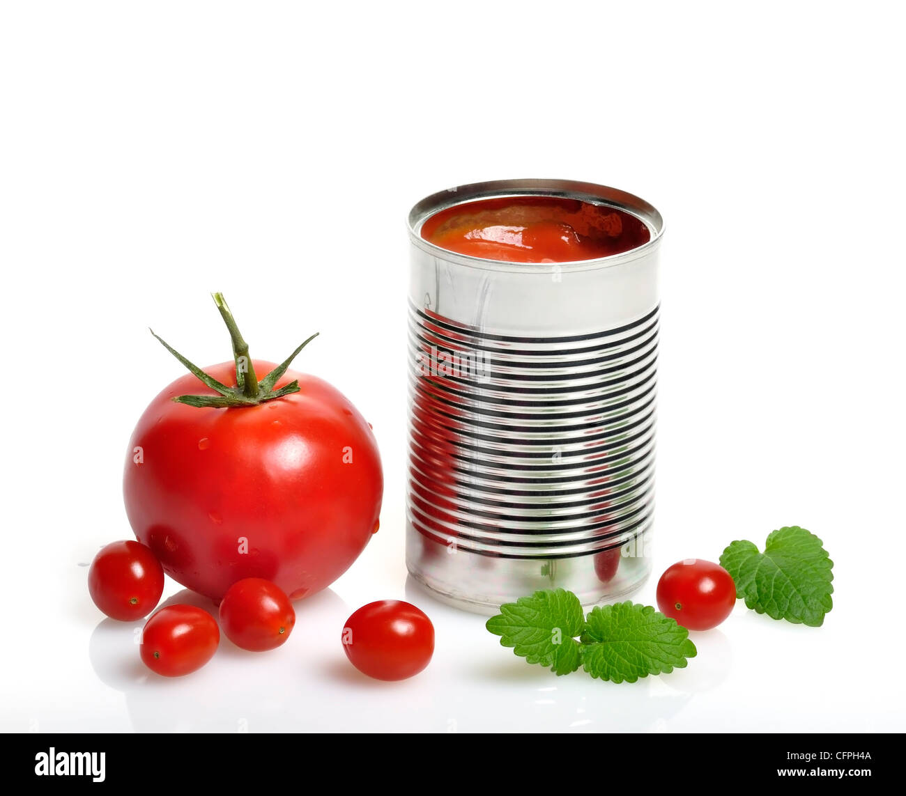 Offene Dose Tomatensuppe mit frischen Tomaten Stockfoto
