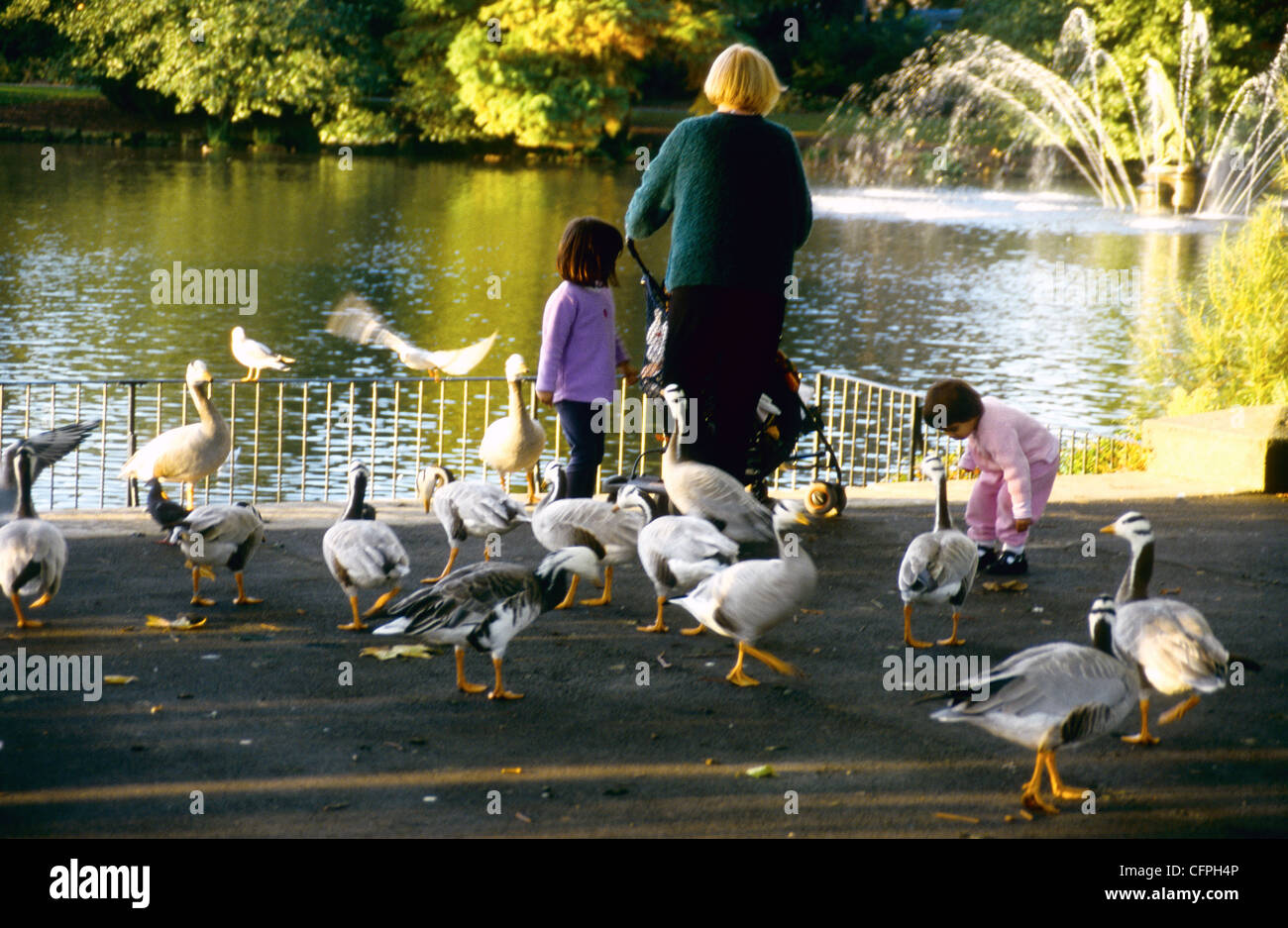 Eine Mutter und Kinder füttern Enten in Kew Gardens London UK Stockfoto