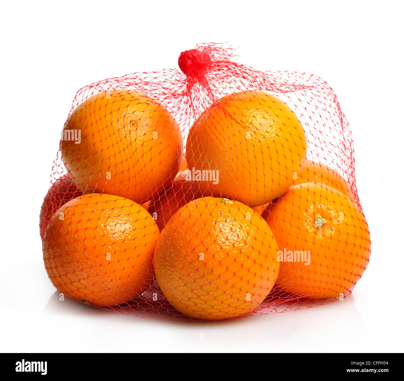 Orangen In einem Beutel auf weißem Hintergrund Stockfoto