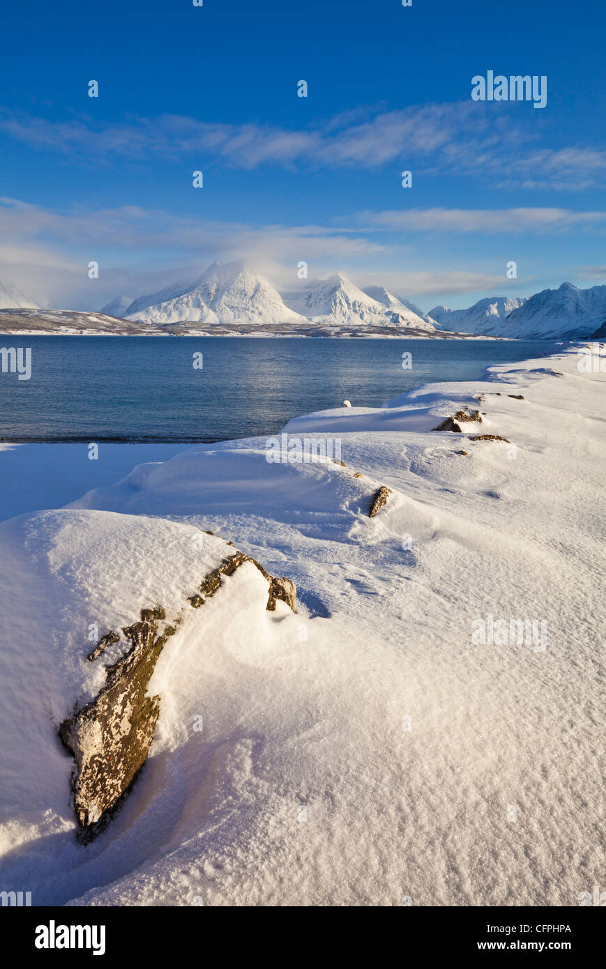 Winterlandschaft Schnee über Ullsfjord, in Richtung der südlichen Lyngen Alpen, Troms, Norwegen, Europa Stockfoto