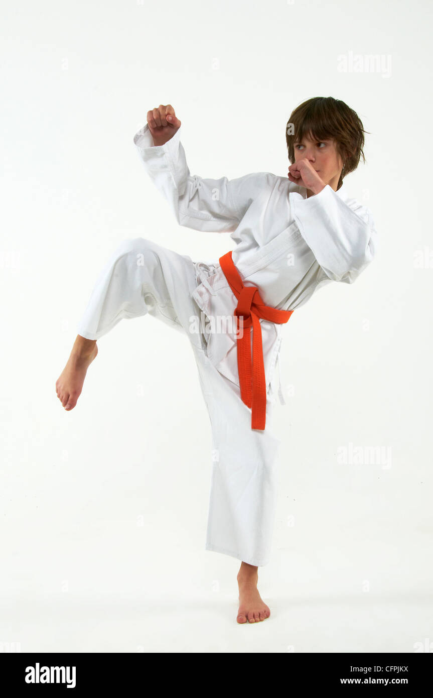 junge üben Karate auf weißem Hintergrund Stockfoto