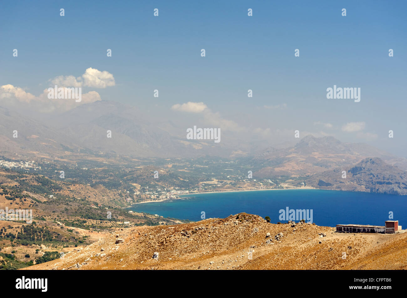 Kreta. Griechenland. Blick auf das Resort Stadt von Plakias, die idyllisch mit herrlichem Sandstrand und Bergkulisse festgelegt ist. Stockfoto