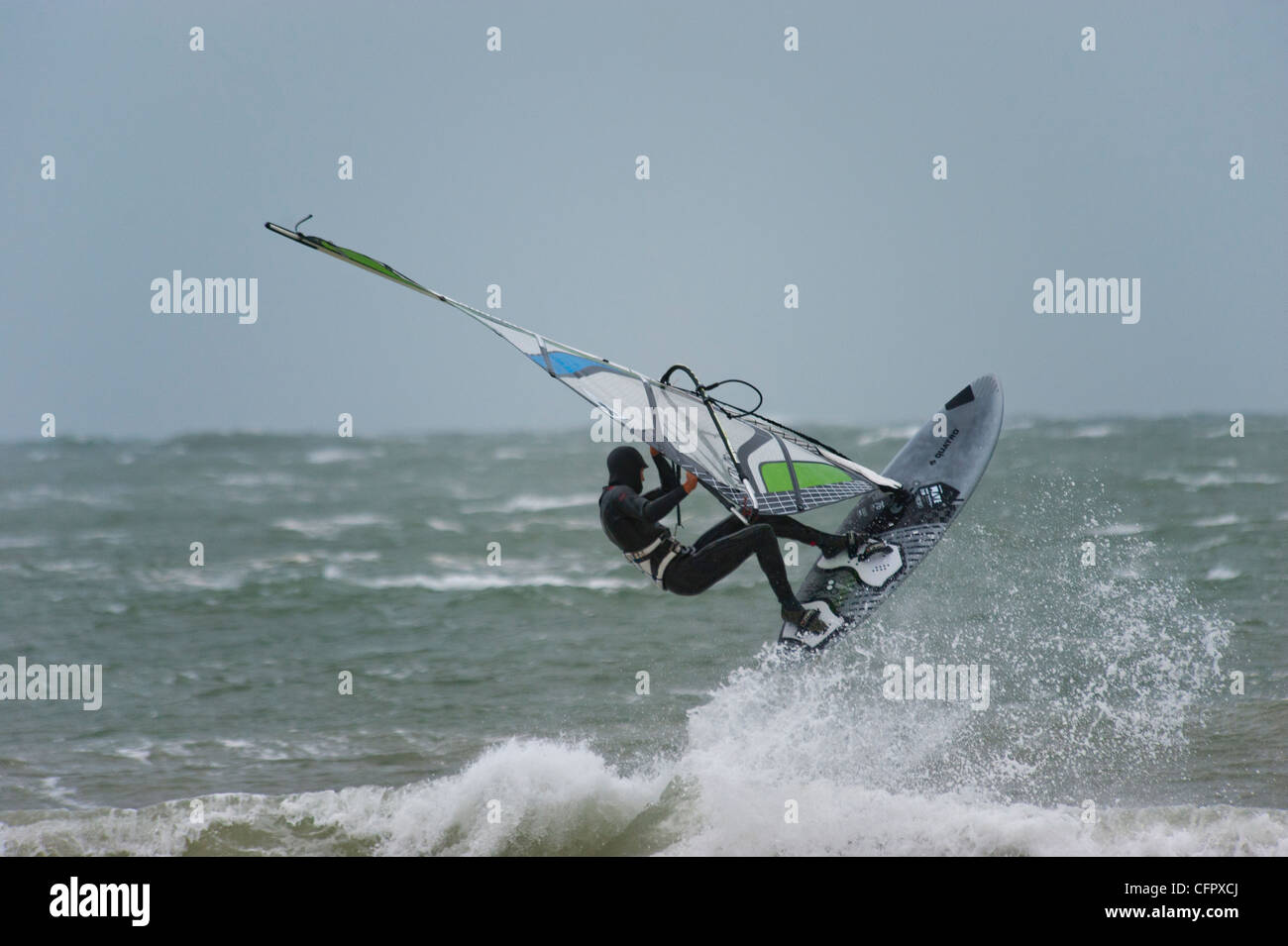 Surfer bei Rhosneigr Anglesey North Wales Uk Stockfoto