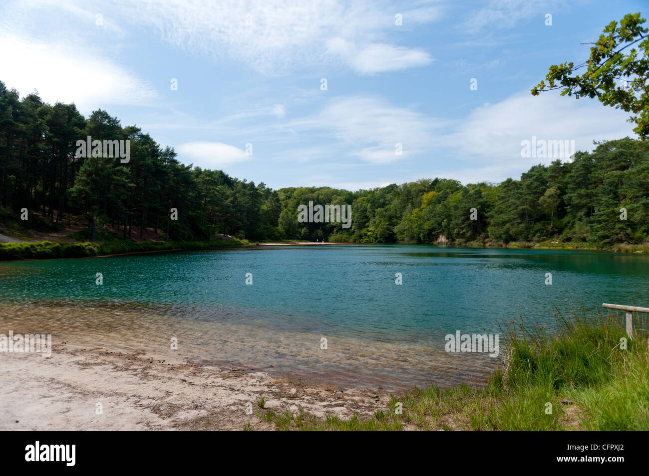 Die blauen Pool an Furzebrook in der Nähe von Wareham, Dorset. Kleinste Teilchen aus Lehm im Wasser schaffen den türkisen Farbton. Stockfoto