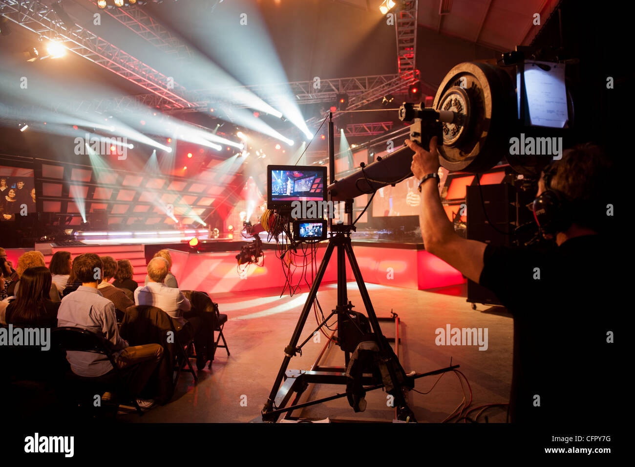 Kameramann mit Kamera auf Fock und Publikum bei der Übertragung eine live-Musik Programm aus einem Fernsehstudio, UK Stockfoto