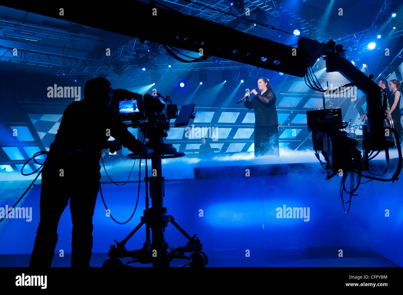 Ein Kameramann arbeiten bei der Übertragung eines live-Musik-Programm aus einem Fernsehstudio, UK Stockfoto