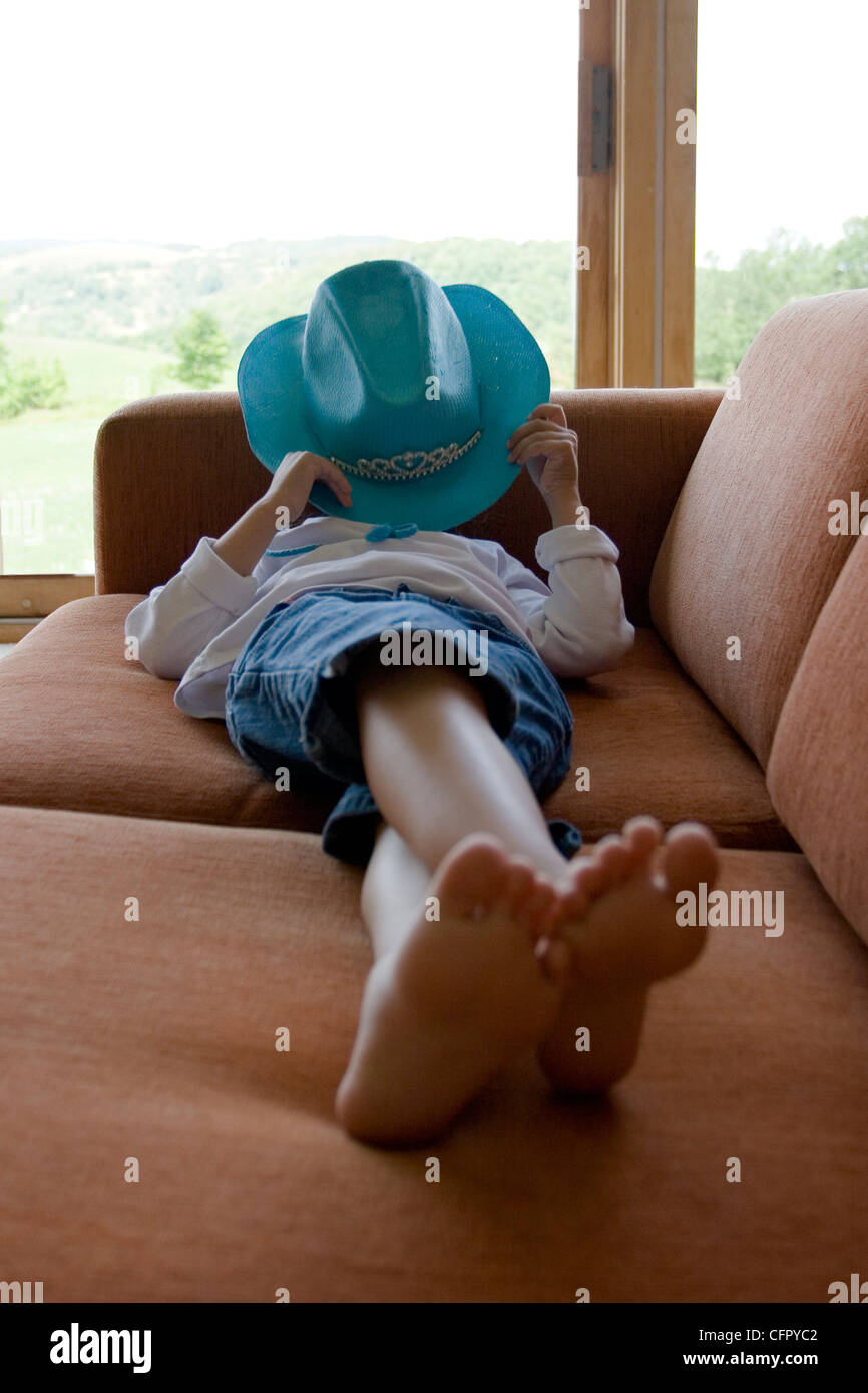 Junges Mädchen ein Nickerchen auf der Couch Stockfoto