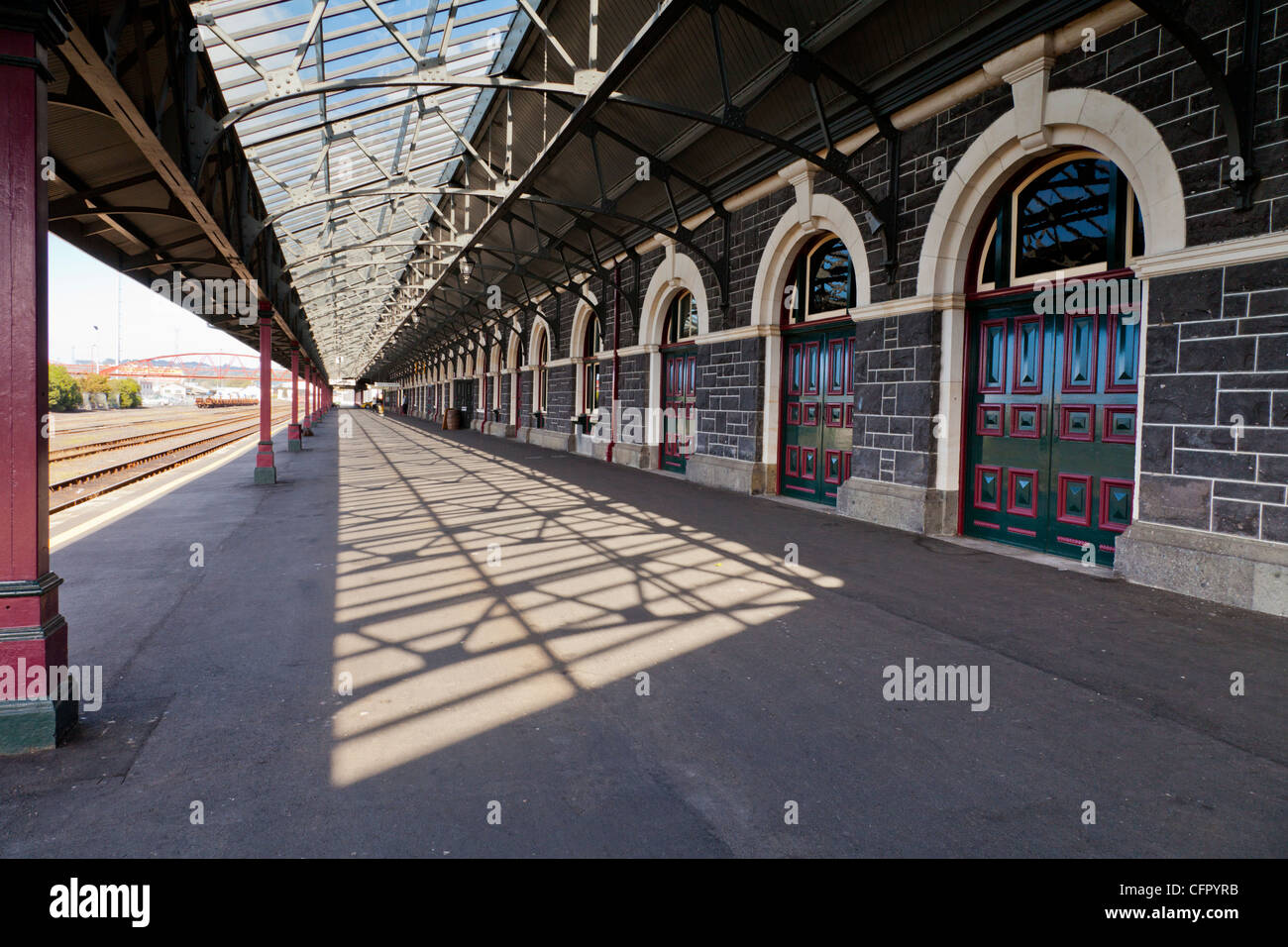 Der sehr lange Bahnsteig in Dunedin Railway Station, Otago, Neuseeland. Stockfoto