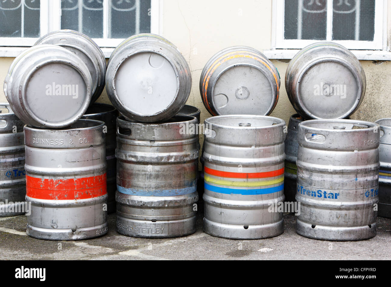 Leere Metall Bierfässer auf der Rückseite ein UK pub Stockfoto
