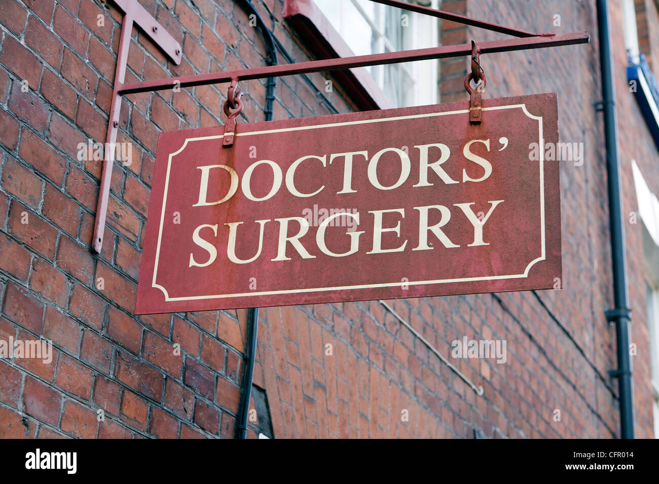 Metall-Ärzte Chirurgie Zeichen UK Stockfoto
