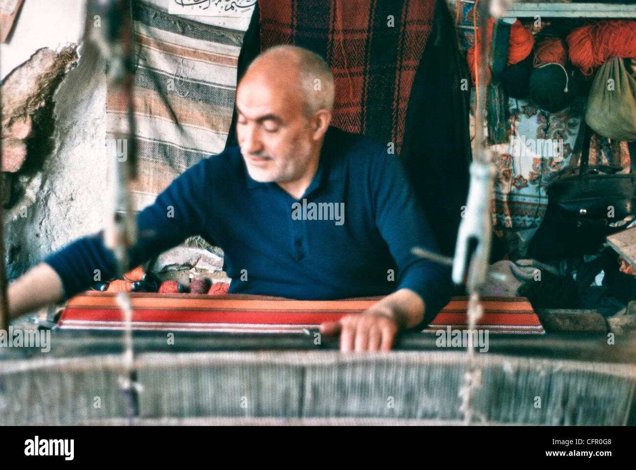 IRAN, ISFAHAN: Iranische handwerklich traditionellen Material mit einem Muster und ein hölzerner Webstuhl weben.  Archiv Foto von 1977. Stockfoto