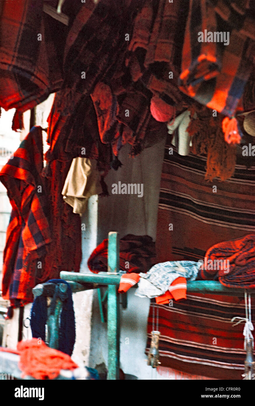 IRAN, ISFAHAN: Traditionelle rote und schwarze iranischen Material drapiert um den Webstuhl, der verwendet wurde, um sie zu weben.  Archiv Foto Stockfoto