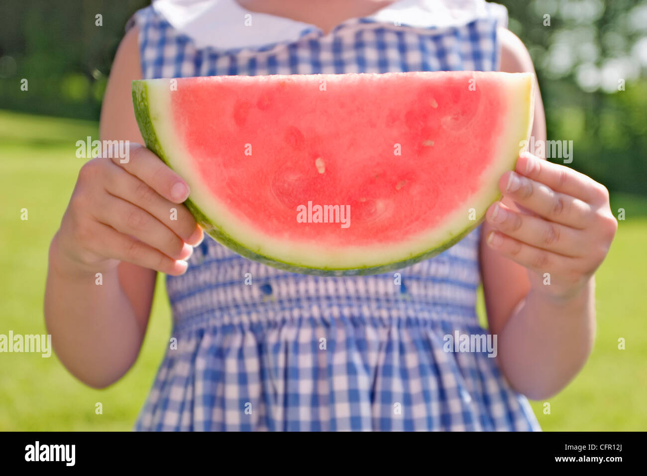Mädchen hält Scheibe Wassermelone Stockfoto