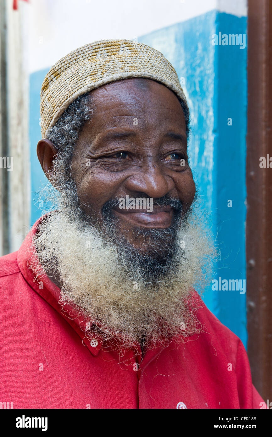 Mann mit Bart waring 'Kofia' in Stone Town Sansibar Tansania Stockfoto
