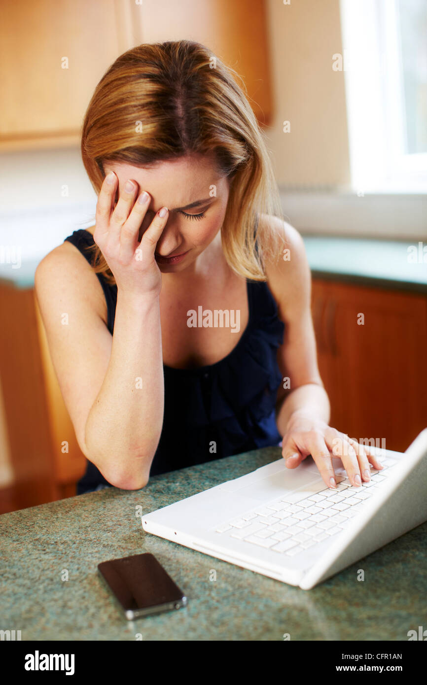 Gestresste Mädchen mit laptop Stockfoto