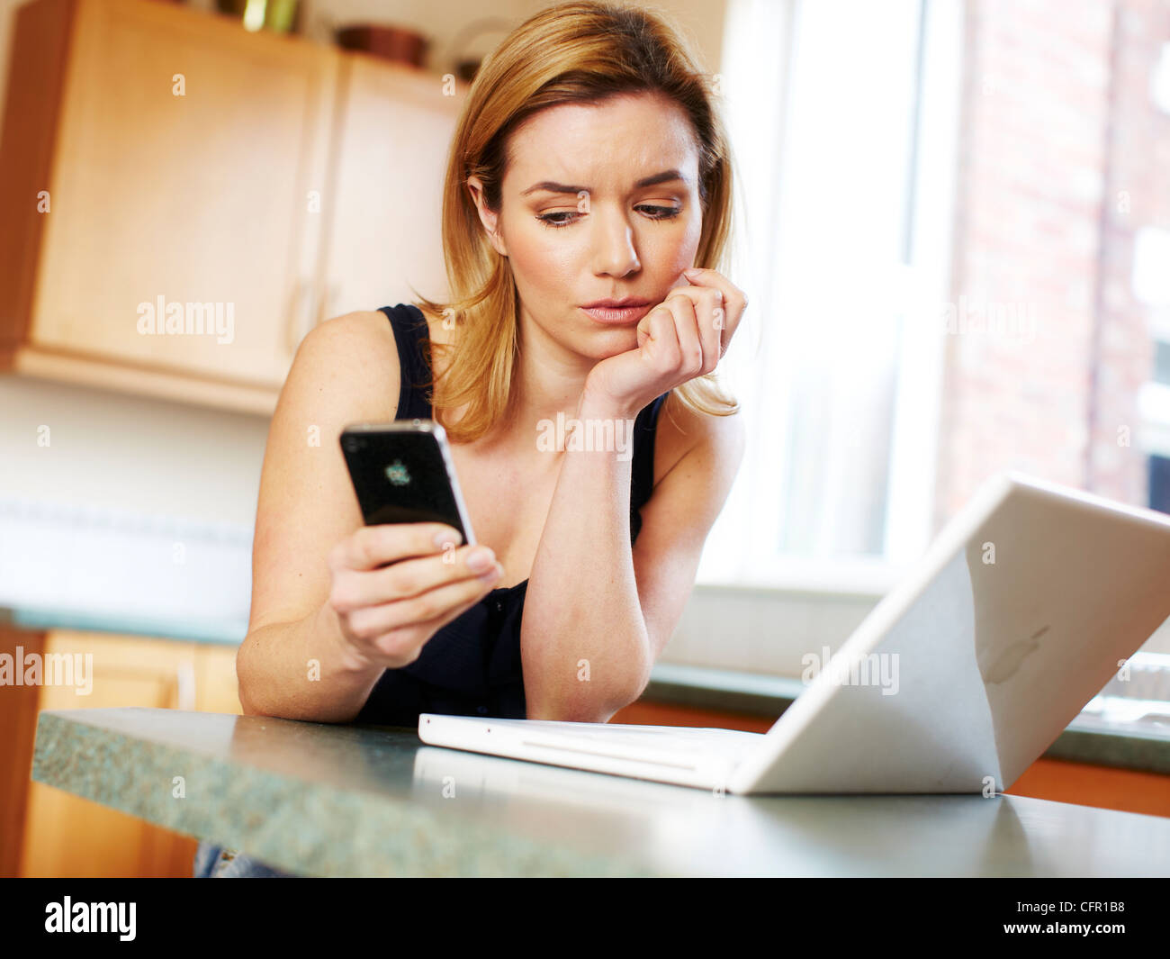 Gestresste Mädchen mit laptop Stockfoto