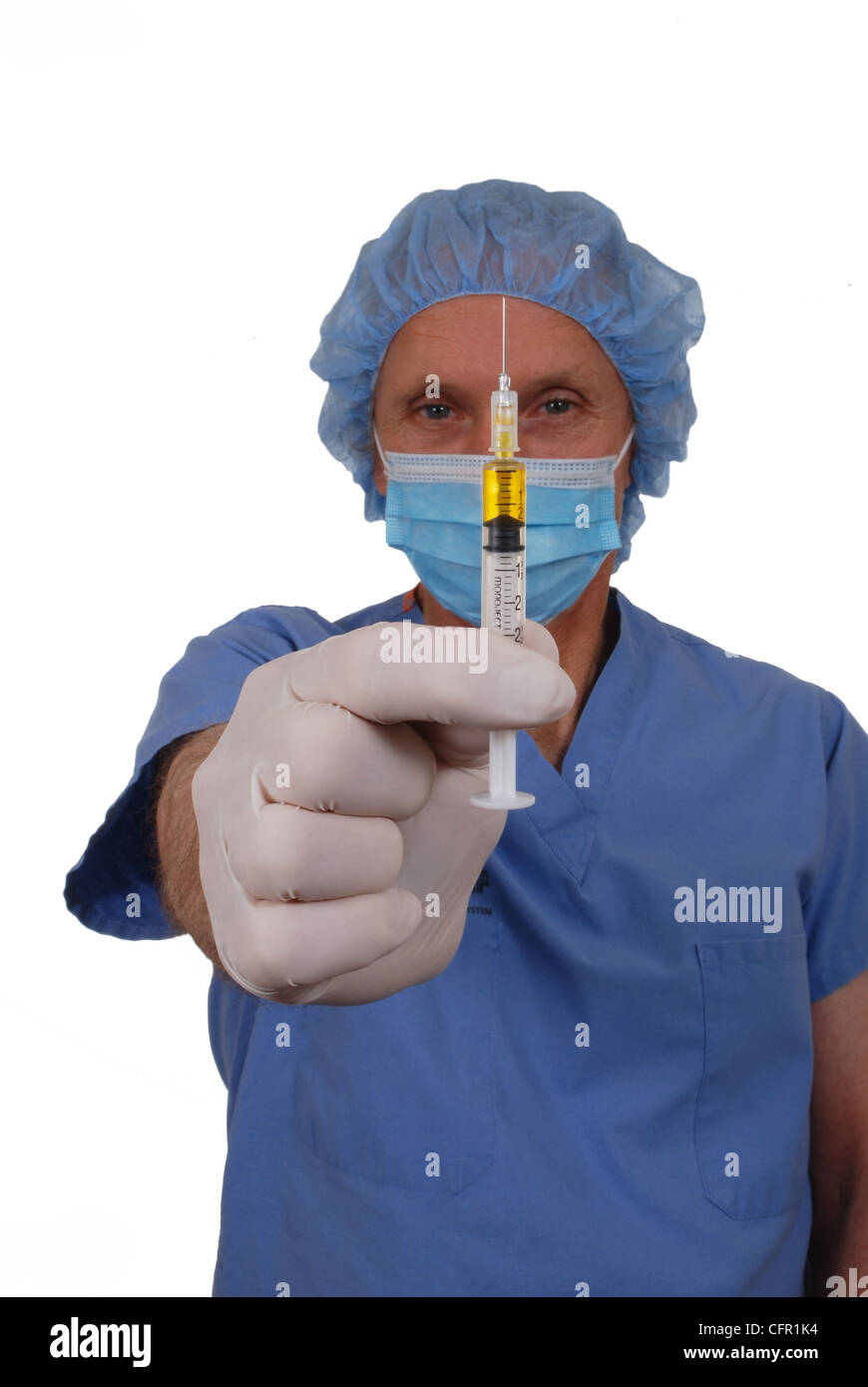 Männliche Chirurg hält eine Spritze. Isoliert auf weiss. Stockfoto