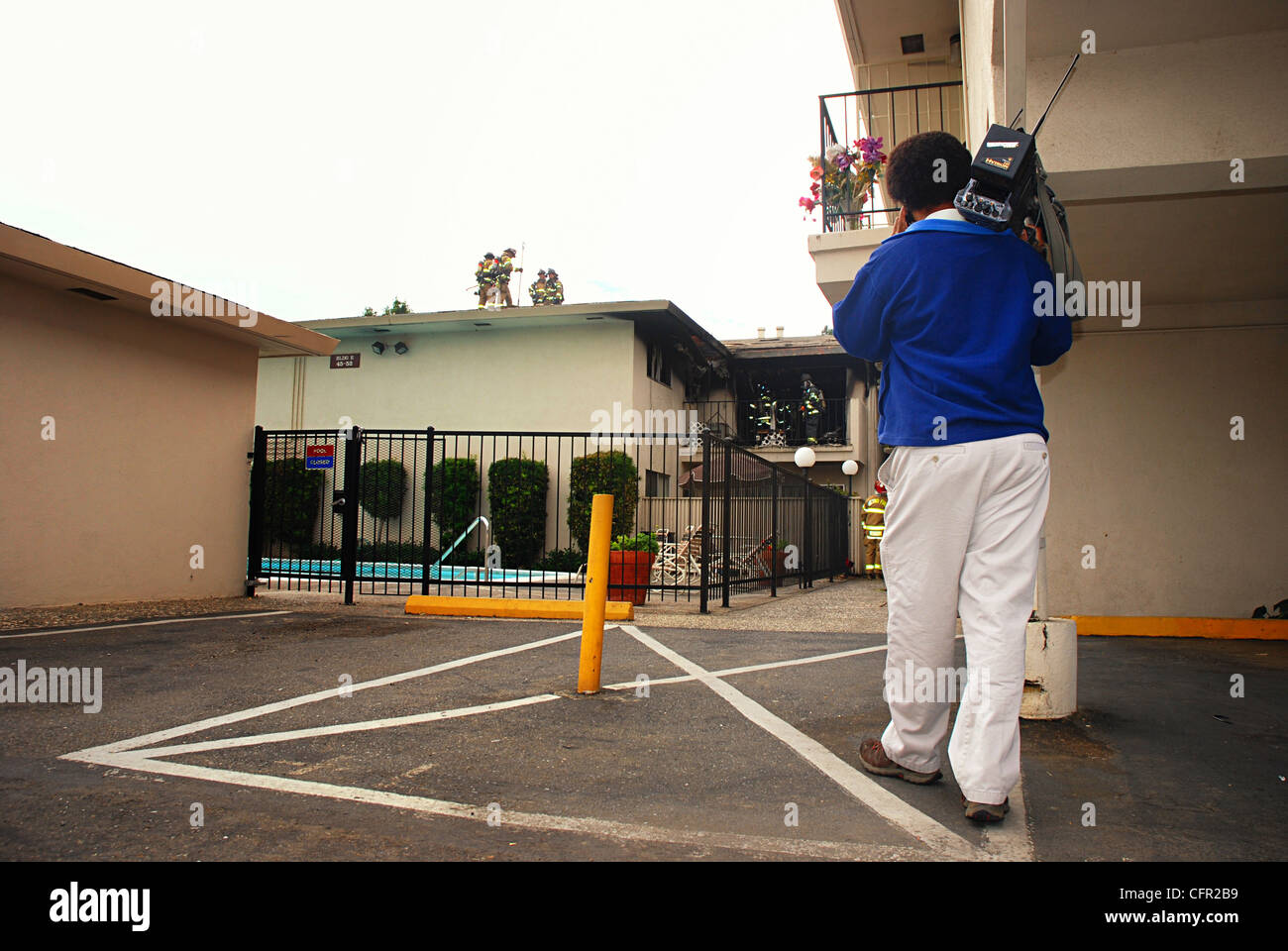 SACRAMENTO, CA - 28. August 2010: TV-Kameramann schießt eine Wohnung zerstört durch einen Brand, die auch lebensgefährlich, ein kleines Kind verletzt. Stockfoto