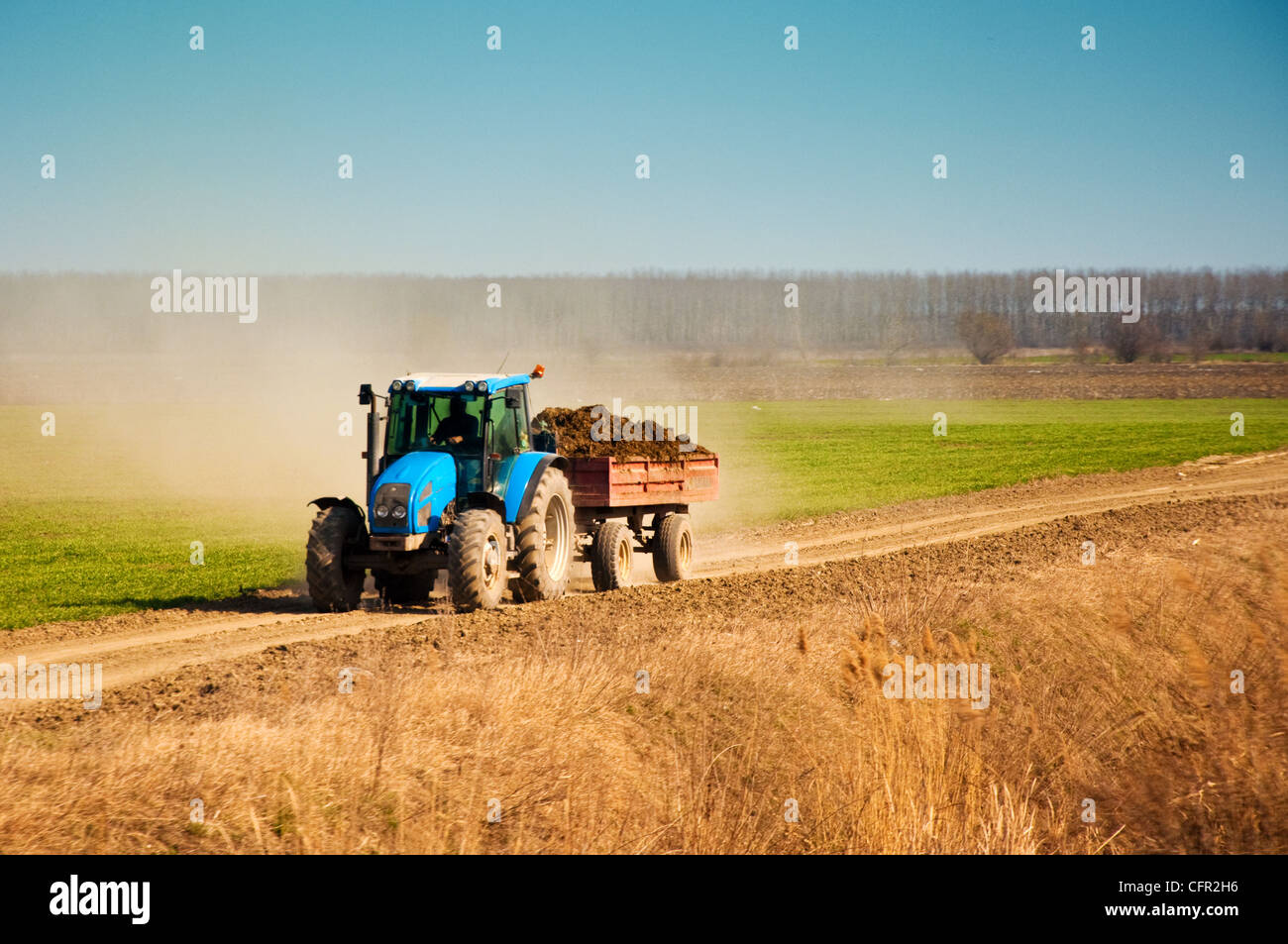 Traktor im Bereich landwirtschaftliche Saison beginnt Stockfoto