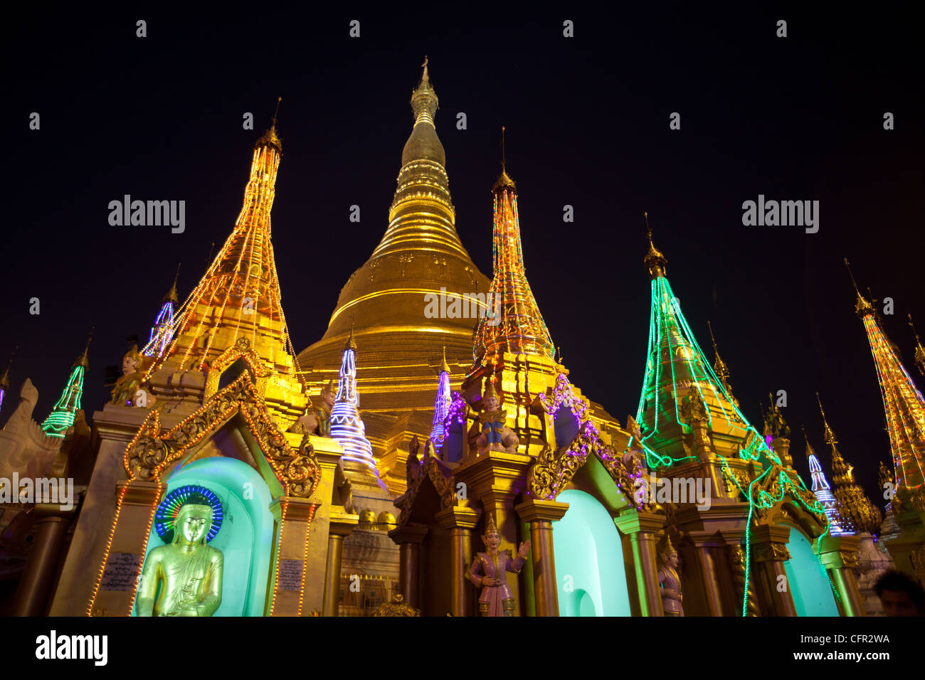 Februar 2012-Anhänger feierten das jährliche Shwedagon Pagode Festival zum ersten Mal seit 1988. Stockfoto