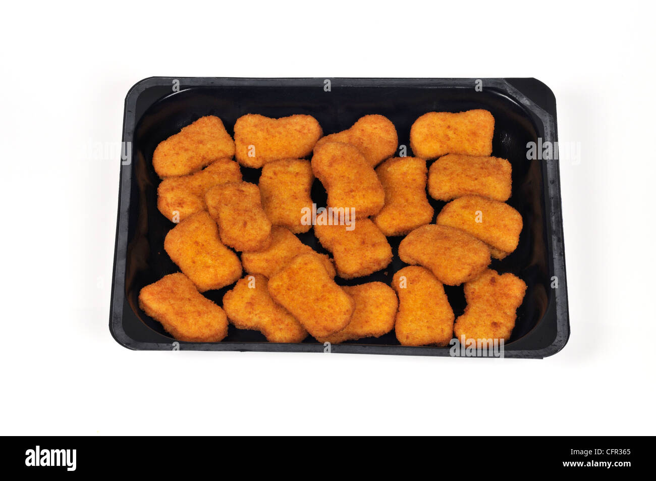 Panierte Chicken Nuggets in schwarz Einweg Plastikbehälter auf weißem Hintergrund ausschneiden. Stockfoto