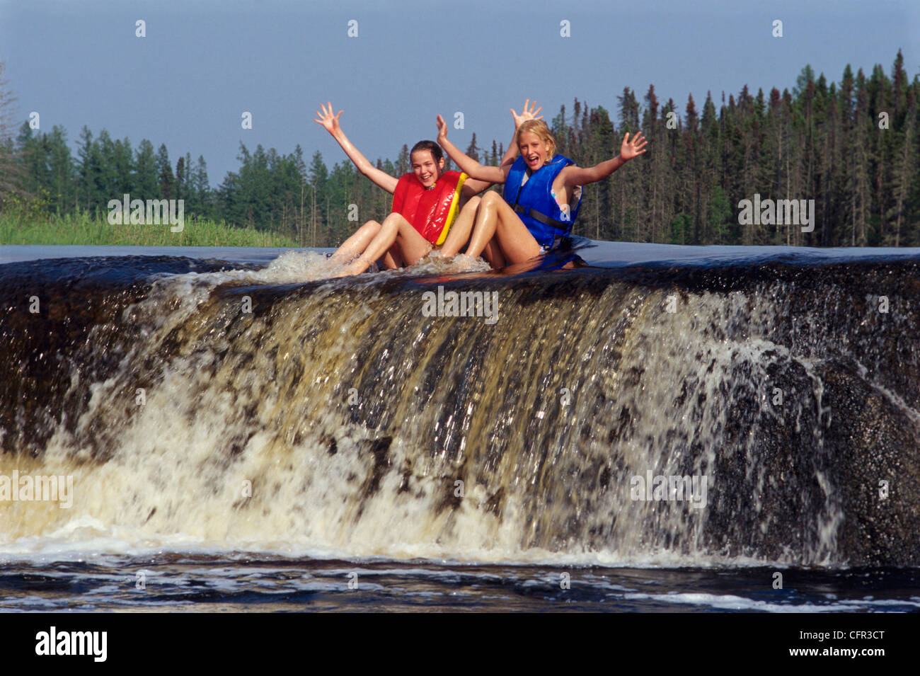 Mädchen (13 Jahre alt) in Wasser, Rainbow Falls Whiteshell Provincial Park, Manitoba Stockfoto