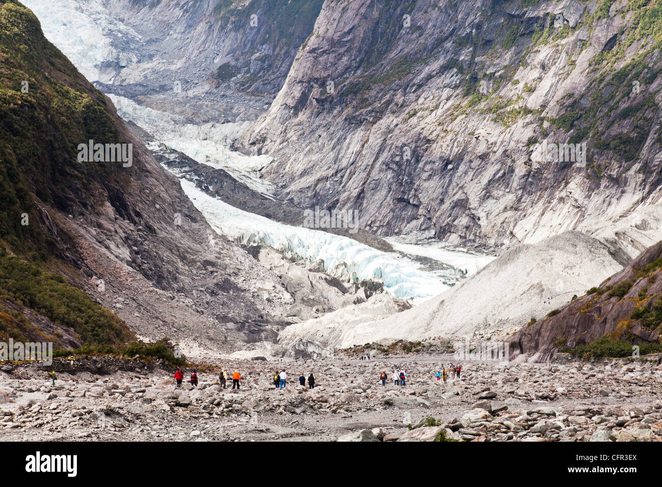 Touristen, die Annäherung an das Terminal von Franz Josef Glacier, West Coast, Neuseeland Stockfoto