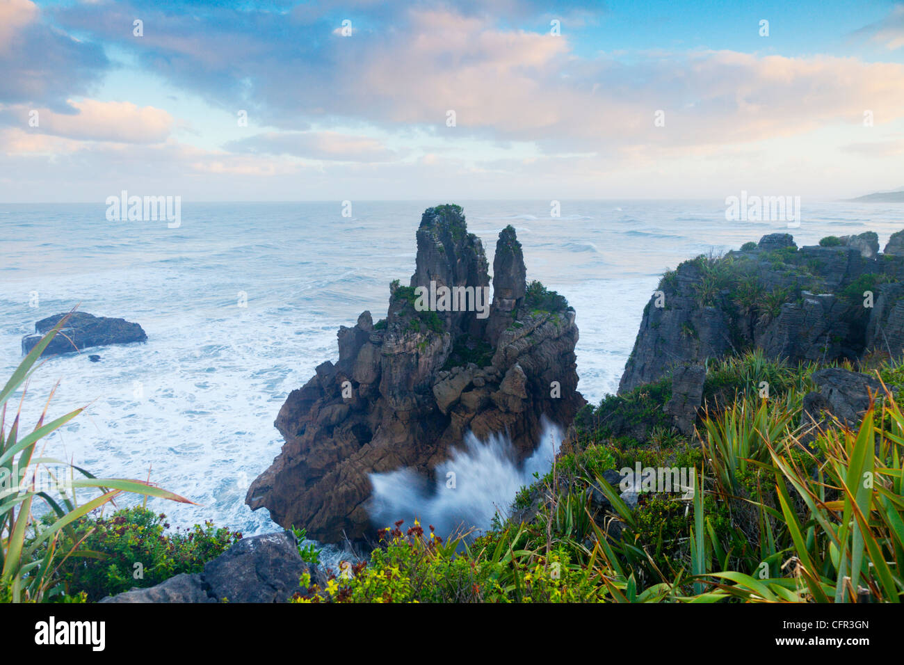 Erodiert Kalksteinformationen bekannt als Pancake Rocks, Dolomit Point, Punakaiki, an der Westküste der Südinsel Neuseelands. Stockfoto