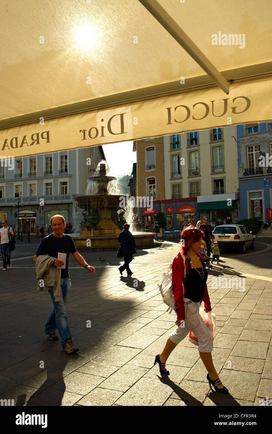 Einkaufen in der Innenstadt von Grenoble beschäftigt die Straßen. Stockfoto