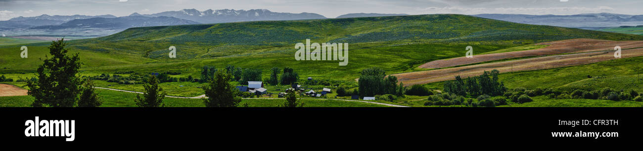 Westerly Ansicht von Dodds Ranch, auf der Suche nach Abschnitt 13.  Die Bridger Mountains sind im Hintergrund. Stockfoto