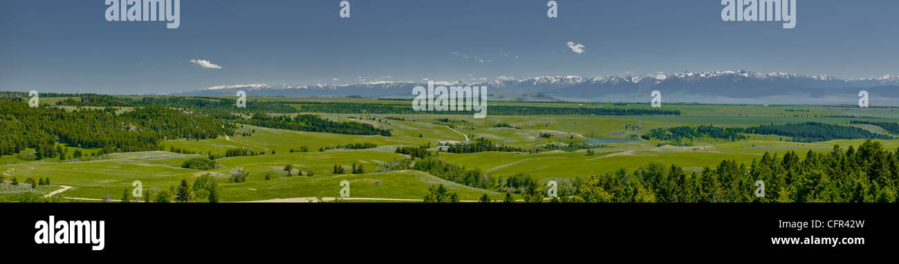 Die Crazy Mountain Ranch mit der Absaroka Bergkette im Hintergrund... Clyde Park, Montana Stockfoto