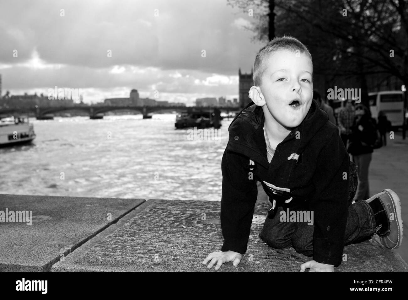 Kleiner Junge, genießen Sie die Sehenswürdigkeiten von London town Stockfoto