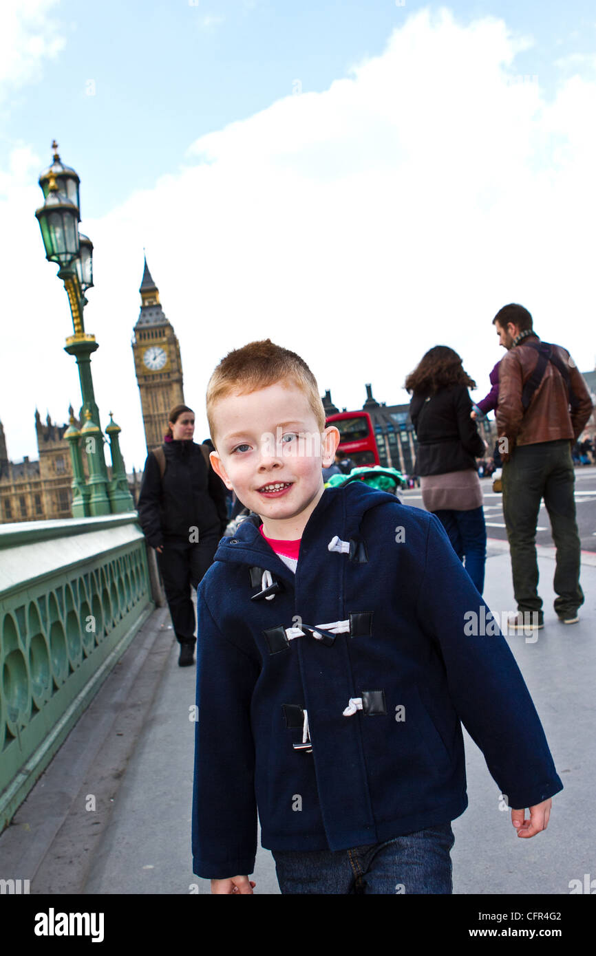 Kleiner Junge, genießen Sie die Sehenswürdigkeiten von London town Stockfoto