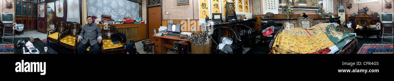 Beijing. Herr Zhang, Kunstsammler. 360° Panoramablick auf seinem Wohnzimmer. Stockfoto