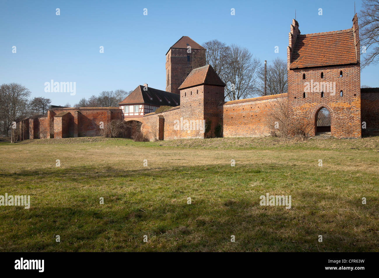 Stadtmauer mit Alte Bischofsburg, Amtsturm und Wiekhaus, Wittstock, Brandenburg, Deutschland Stockfoto