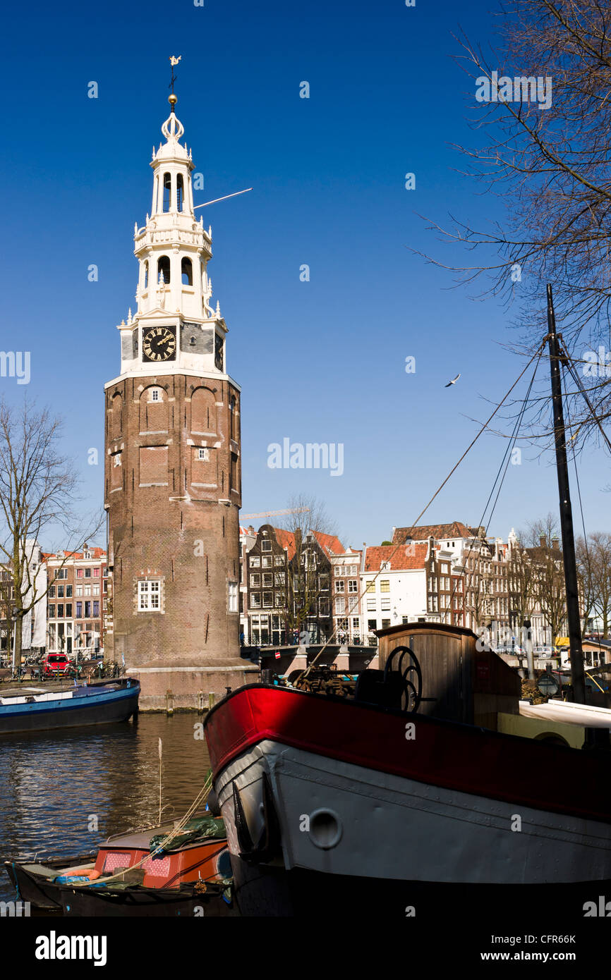 Die Montelbaansturm ist ein Turm am Ufer des Kanals Oudeschans in Amsterdam, Niederlande. Stockfoto